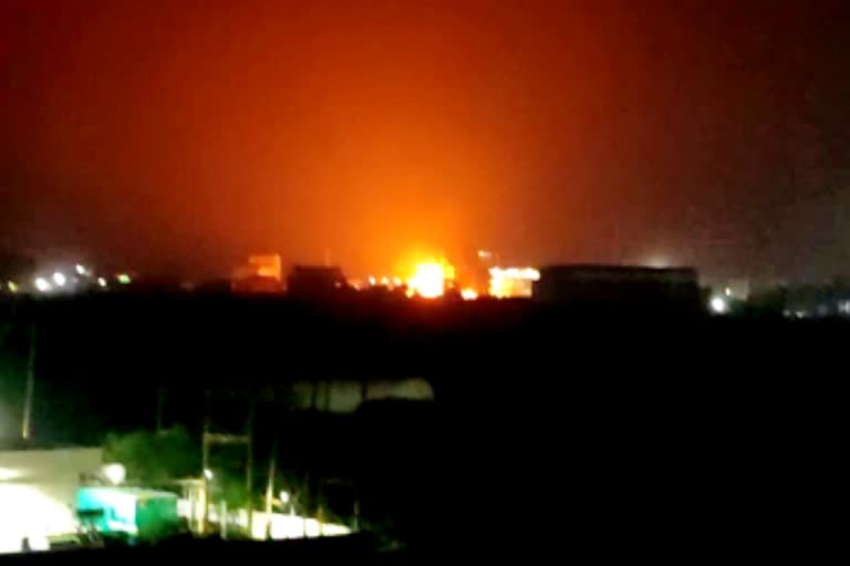 many workers killed in blast in Gujarat, many workers killed in chemical factory in Gujarat, Gujarat crime news, Gujarat news, ಗುಜರಾತ್​ನಲ್ಲಿ ಸ್ಫೋಟಗೊಂಡು ಕೆಲ ಕಾರ್ಮಿಕರು ಸಾವು, ಗುಜಾರತ್​ನಲ್ಲಿ ಕೆಮಿಕಲ್​ ಫ್ಯಾಕ್ಟರಿಯಲ್ಲಿ ಕೆಲ ಕಾರ್ಮಿಕರು ಸಾವು, ಗುಜರಾತ್​ ಅಪರಾಧ ಸುದ್ದಿ ಗುಜರಾತ್​ ಸುದ್ದಿ,