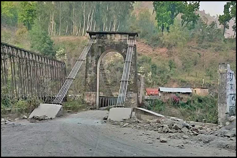 Poor condition of bridge over Giri river