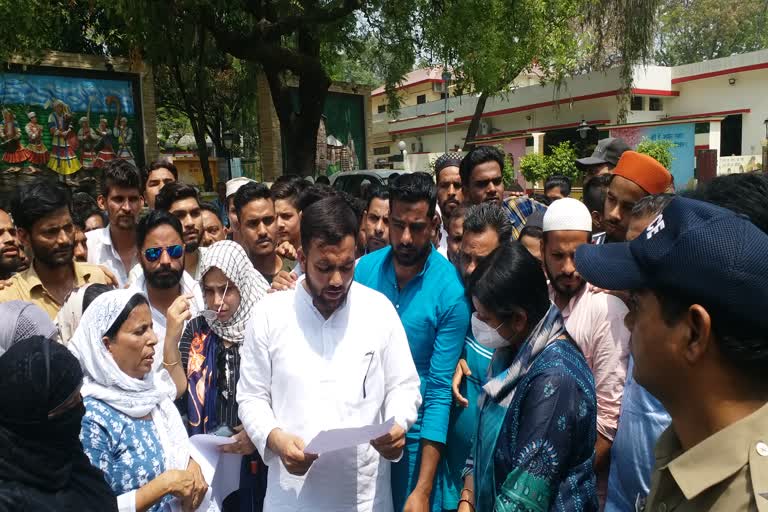 protest-in-dm-office-against-removal-of-encroachment-from-railway-land-in-haldwani