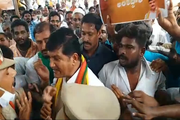 TDP leader Dhulipalla Narendra protests