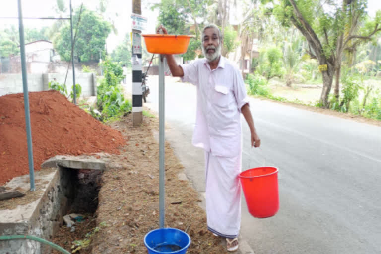 UM Vasudevan from Perumanna  Vasudevan prepared drinking water for his companions  prepared drinking water for birds  യു.എം.വാസുദേവൻ  പക്ഷികള്‍ക്ക് കുടിനീര്‍  മൃഗങ്ങള്‍ക്ക് കുടിവെള്ളം  ചൂട് കൂടിയതോടെ കുടിവെള്ളം ഒരുക്കുന്നു