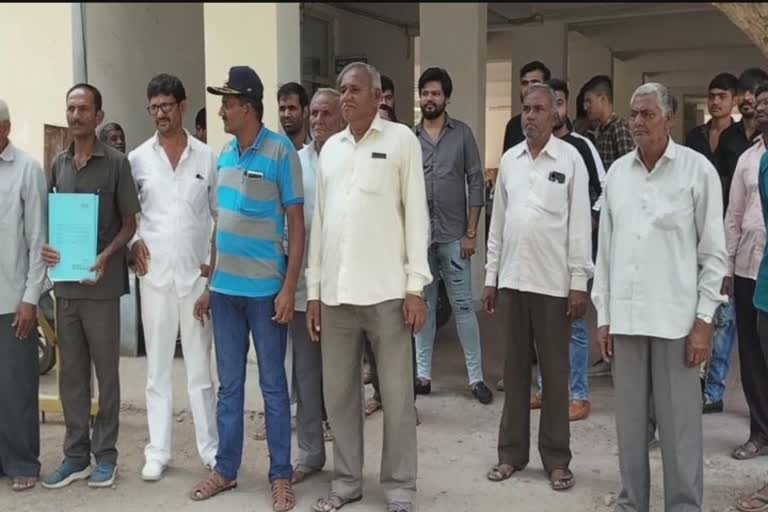 Illegal theft of sand in Jamnagar : આણદા ગામના સરપંચ પુત્રનો ખોફ, નદી અને ખેતરોમાંથી રેતી ચોરવાનો ગ્રામજનોનો આક્ષેપ