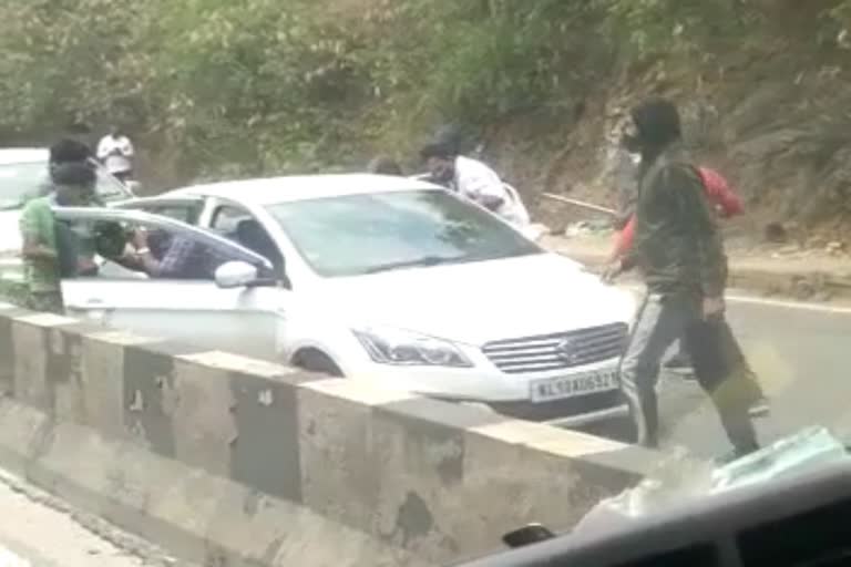 goons attack and escaped with car on daytime at gundlupet