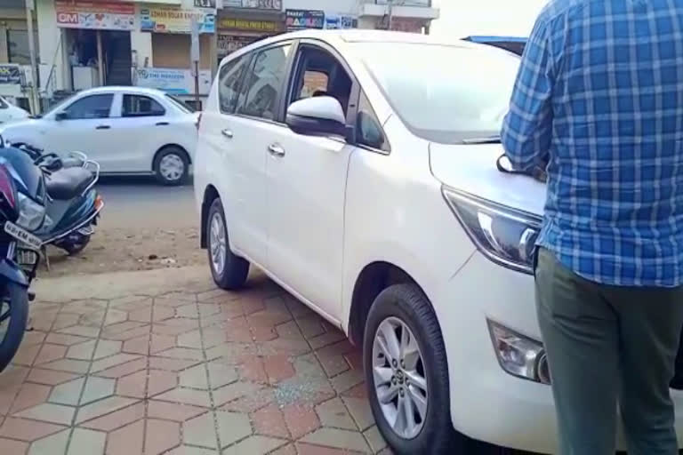 Three lakh rupees cash was stolen from the car in Vijayapura