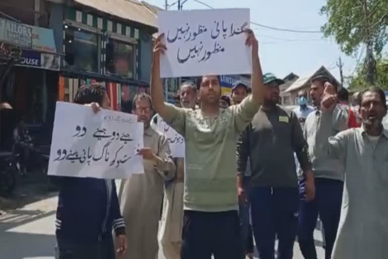 people-of-budgam-held-protest-against-jal-shakti-department