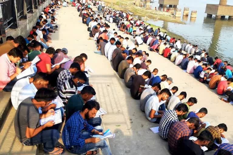 students at Banks Of River Ganga  Bihar Govt Job  പഠിക്കാൻ ഗംഗ തീരത്ത് ഒത്തുകൂടി ഉദ്യാർഥികള്‍  latest national news  വൈറൽ ചിത്രങ്ങള്‍  ബിഹാർ സർക്കാർ ഉദ്യോഗാർഥികള്‍  ഗംഗ തീരത്ത് പുസ്‌തകങ്ങളുമായി വിദ്യാർഥികള്‍