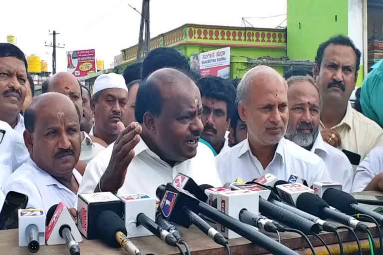 kumaraswamy-visited-the-chamundi-hill-and-received-the-blessings-of-the-goddess