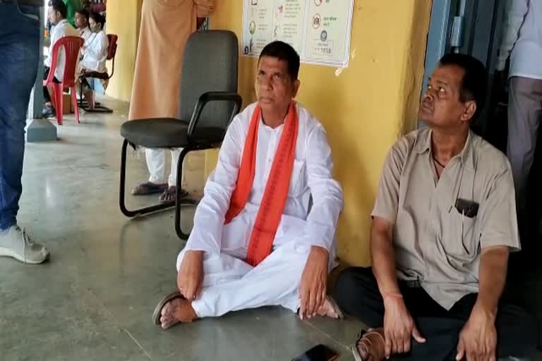 BJP candidate Komal Janghel sitting on ground