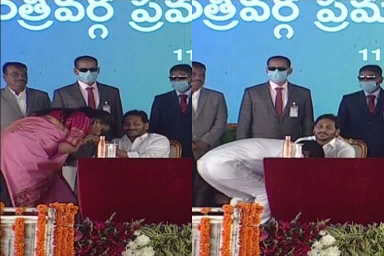 New Ministers Bowed to CM Jagan's Legs and Kissed .. !!  ആന്ധ്രാപ്രദേശ് മന്ത്രിസഭ സത്യപ്രതിജ്ഞ  വൈ എസ് ജഗൻമോഹൻ റെഡ്ഡി കാൽ തൊട്ട് വന്ദിച്ചു