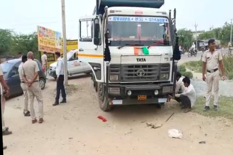 Overloaded dumper driver broke the blockade In Nuh