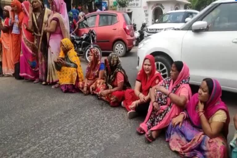 disturbing women blocked zila pramukh house