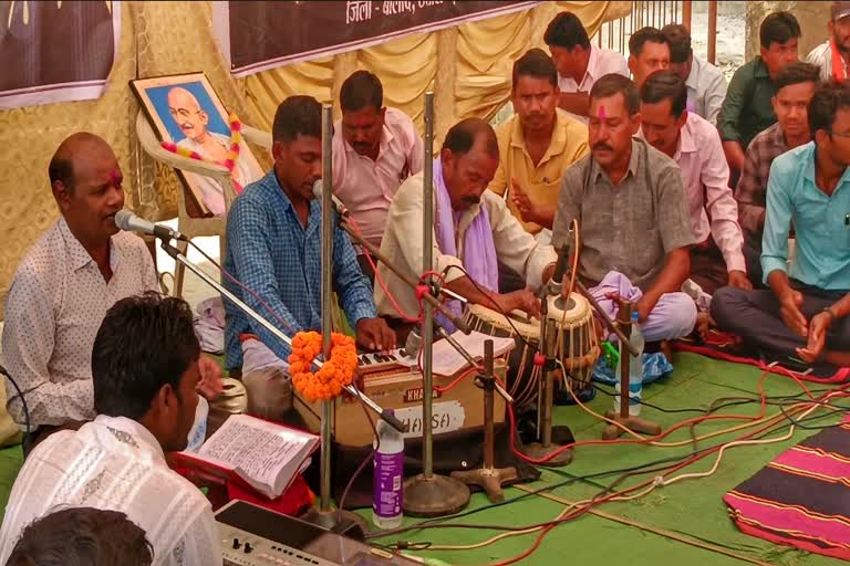 Balod MNREGA employees sang Navdha Ramayana at site of protest