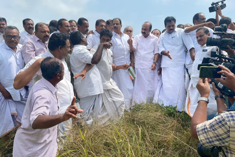 government has no money to help farmers says K Sudhakaran  K Sudhakaran visited the paddies in Kuttanad alappuzha  സർക്കാരിന് കര്‍ഷകനെ സഹായിക്കാന്‍ പണമില്ലെന്ന് സുധാകരൻ  സർക്കാരിനെതിരെ കെപിസിസി പ്രസിഡന്‍റ് കെ സുധാകരൻ  KPCC president K Sudhakaran against the kerala government  കെ റെയിൽ പദ്ധതിക്കെതിരെ സുധാകരൻ