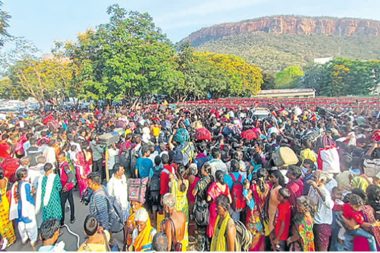 devotees faceing problems in thirumala at ticket counters for heavy crowed