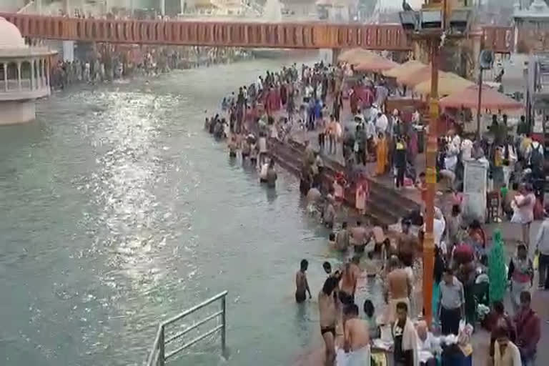 devotees-taking-a-dip-in-ganga-at-harki-paidi-on-the-occasion-of-baisakhi