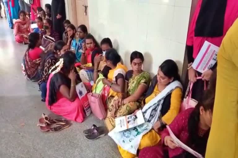 pregnant-women-struggaling-in-chamarajanagar-district-hospital