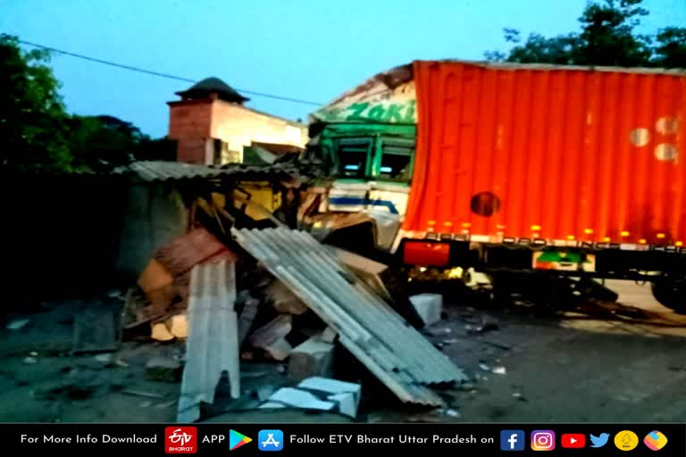 Lucknow latest news  etv bharat up news  पुलिस चौकी में घुसा अनियंत्रित ट्रक  बाल-बाल बचे पुलिसकर्मी  Uncontrolled truck rammed  rammed into Lucknow police post  मलिहाबाद थाना क्षेत्र