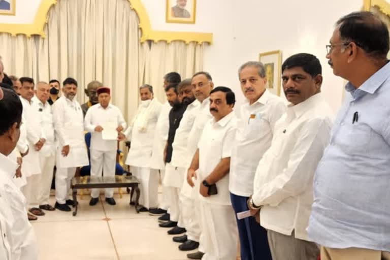 കര്‍ണാടകത്തിലെ കരാറുകാരന്‍റ ആത്മഹത്യ  മന്ത്രി കെഎസ് ഈശ്വരപ്പയുടെ സ്ഥാനം  സന്തോഷ് കെ പാട്ടീലിന്‍റെ ആത്മഹത്യ  Eshwarappa for resignation  Pressure mounts on Karnataka Minister Eshwarappa  Congress leaders meet Governor