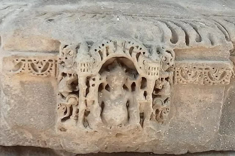 lord Ganesha idol from Qutub Minar complex