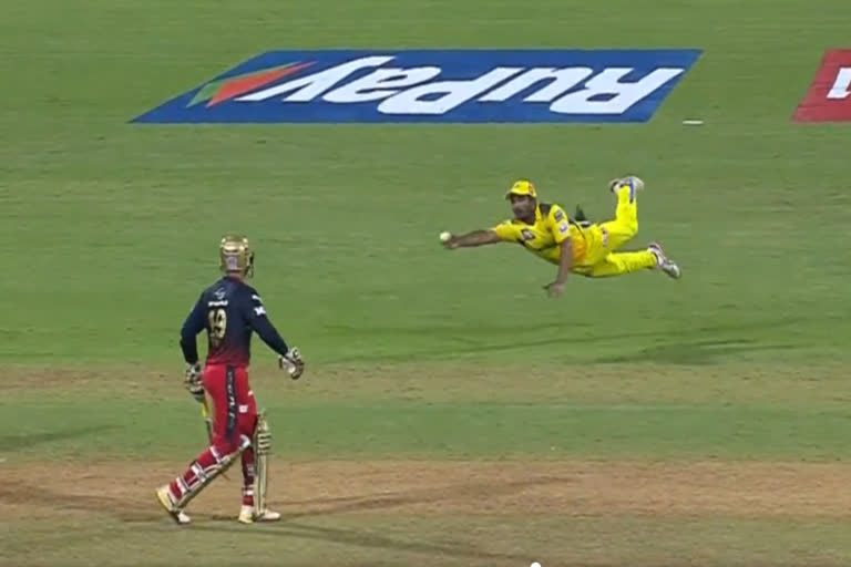 ipl 2022  csk vs rcb  ambati rayudu  ambati rayudu one handed catch video  റോയല്‍ ചലഞ്ചേഴ്‌സ് ബാംഗ്ലൂര്‍  ചെന്നൈ സൂപ്പര്‍ കിങ്സ്  അമ്പാട്ടി റായുഡു  ആകാശ് ദീപ്