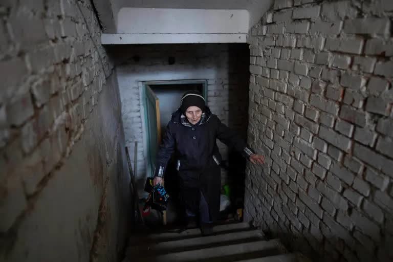 Forced into a basement in Ukraine, residents began to die  Russia Ukraine war  റഷ്യയുടെ ക്രൂരതകൾ പുറത്ത്  റഷ്യൻ സൈന്യത്തിന്‍റെ ക്രൂരതകൾ പുറത്ത്  റഷ്യ യുക്രൈൻ യുദ്ധം  300ഓളം പേരെ ബേസ്‌മെന്‍റിൽ തടവിലാക്കി റഷ്യൻ സൈന്യം