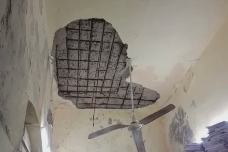 રાધનપુર કસબા તલાટી કચેરીમાં છતનો કાટમાળ પડતાં 3 કર્મચારીઓ ઘાયલ