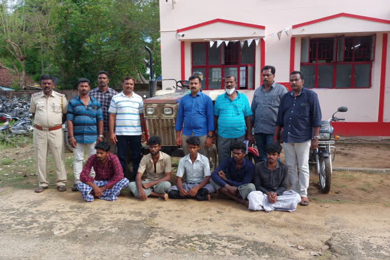 Police have arrested 6 people in connection with tractor theft caseடிராக்டர் திருடிய வழக்கில் 6 பேரை போலீசார் கைது