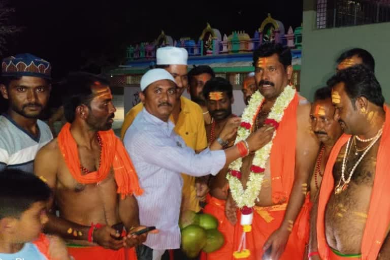 distribution-of-prasada-by-the-muslims-to-hanuma-maldhari