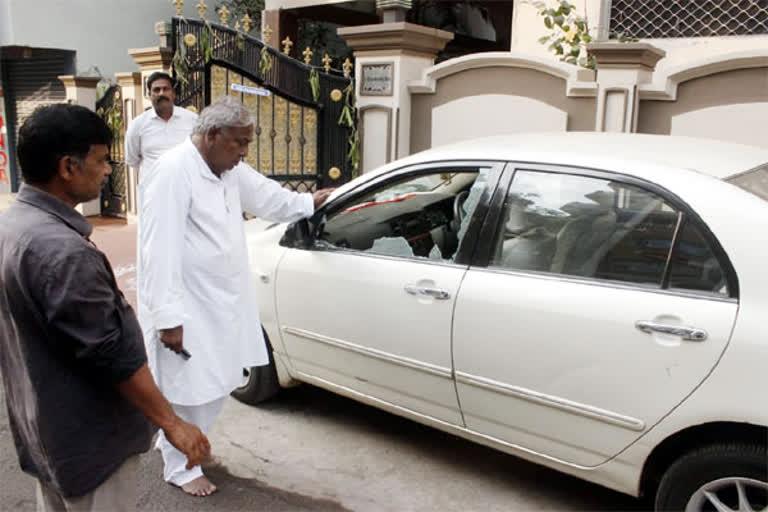 attack on congress senior leader v hanumantha rao house in amberpet