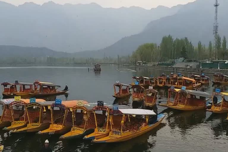 کشمیر میں سیاحوں کی غیر موجودگی سے ہاوس بوٹ اپنی شان کھو رہا ہے