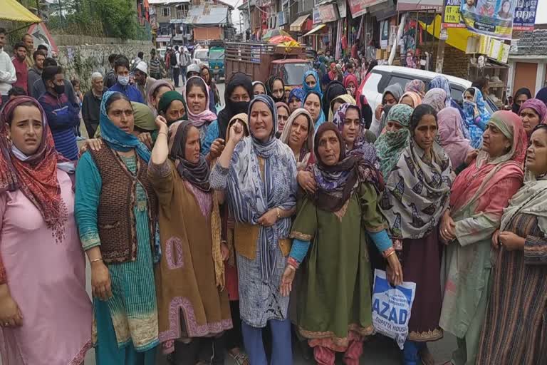 family-protests-after-youth-found-dead-in-kulgam