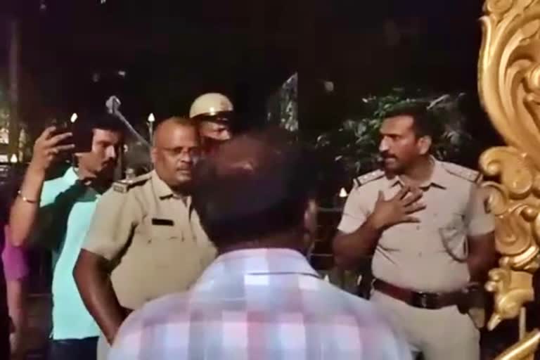 Quarrel between police and protester in Tumkur, Tumkur rain news, Tumkur news, Tumkur District administration news, ತುಮಕೂರಿನಲ್ಲಿ ಪೊಲೀಸ್​​ ಮತ್ತು ಪ್ರತಿಭಟನಾಕಾರರ ಮಧ್ಯೆ ವಾಗ್ವಾದ, ತುಮಕೂರು ಮಳೆ ಸುದ್ದಿ, ತುಮಕೂರು ಸುದ್ದಿ, ತುಮಕೂರು ಜಿಲ್ಲಾಡಳಿತ ಸುದ್ದಿ,