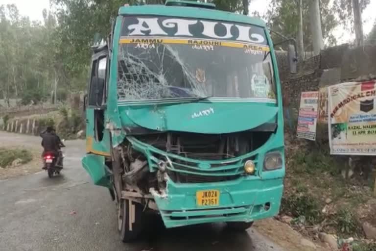 bus-and-truck-collides-in-nowshera-8-persons-injure