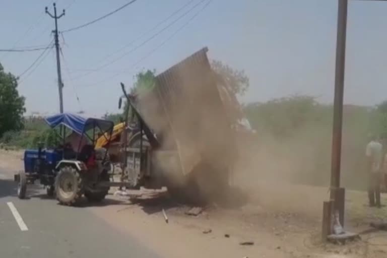 Demolition in Khambhat : ખંભાતના શક્કરપુરમાં ગેરકાયદે દબાણો પર બુલડોઝર ફેરવ્યાં, ઘોડા છૂટ્યા બાદ તબેલાંને તાળાં જેવી તંત્રની કામગીરી