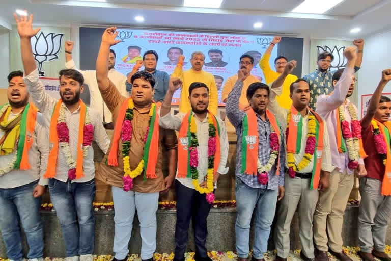 bjp-welcomes-yuva-morcha-workers-returned-from-jail-in-delhi
