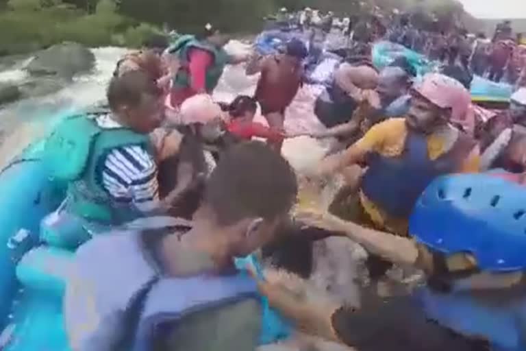 Protection of 12 tourists aboard a rafting boat drowning in the river