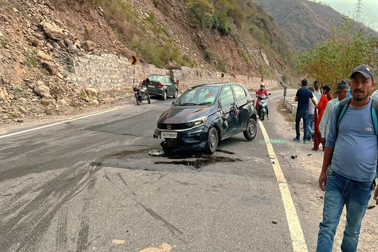 Four injured in car accident near Kirtinnagar