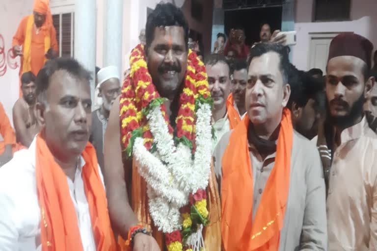 congress ex minister Iqbal Ansari wearing saffron shawl Hanuman devotees