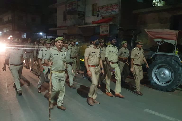 Police Foot March In Noida: نوئیڈا میں پولیس پیدل مارچ کے دوران مشکوک گاڑیوں کی تلاشی