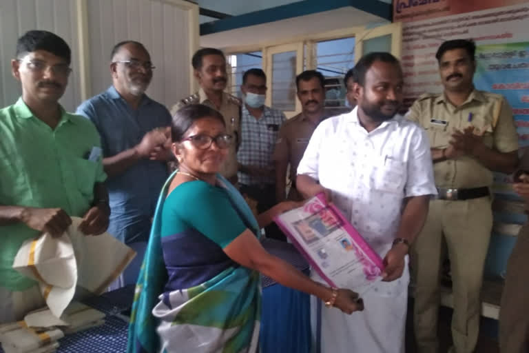 teachers gives land to library  teachers gives land to a Anganvadi in Palakkad  samaritan teacher vs Ramani  റിട്ടയേര്‍ഡ് അധ്യാപിക വായന ശാലയ്‌ക്കും അങ്കണവാടിക്കും സ്ഥലം നല്‍കി പാലക്കാട്  ദേശീയ അധ്യാപക അവാർഡ് ജേതാവ് കുഴൽമന്ദം വി എസ് രമണിയുടെ മാതൃക