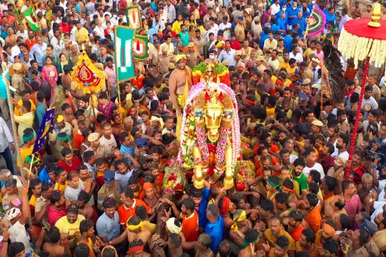 madurai-chithirai-thiruvizha-kallalagar-vaigai-river-landing-celebrations வைகை ஆற்றில் கம்பீரமாக எழுந்தருளினார் கள்ளழகர்.. OR பச்சை பட்டு உடுத்தி, தங்க குதிரையில் அமர்ந்து எழுந்தருளினார் கள்ளழகர்