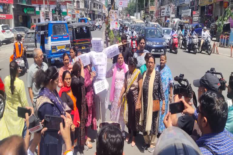 mahila-congress-protested-on-the-controversial-statement-of-cabinet-minister-ganesh-joshi