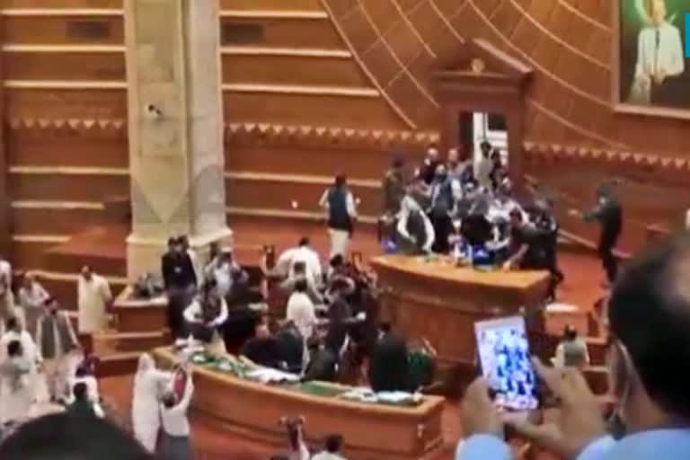 Lotas thrown at Deputy Speaker Punjab Assembly Dost Muhammad Mazari