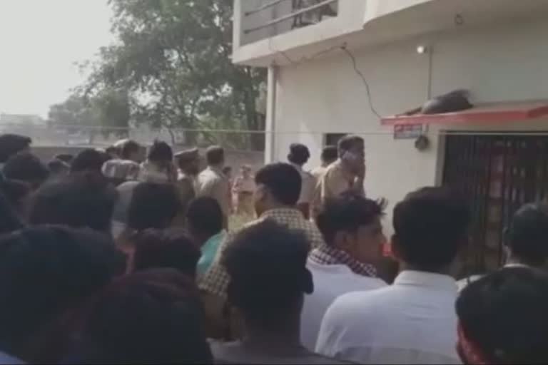 Prayagraj Murder Case : પ્રયાગરાજમાં એક જ પરિવારના પાંચ લોકોના લોહીથી લથપથ મૃતદેહ મળી આવતા સનસનાટી