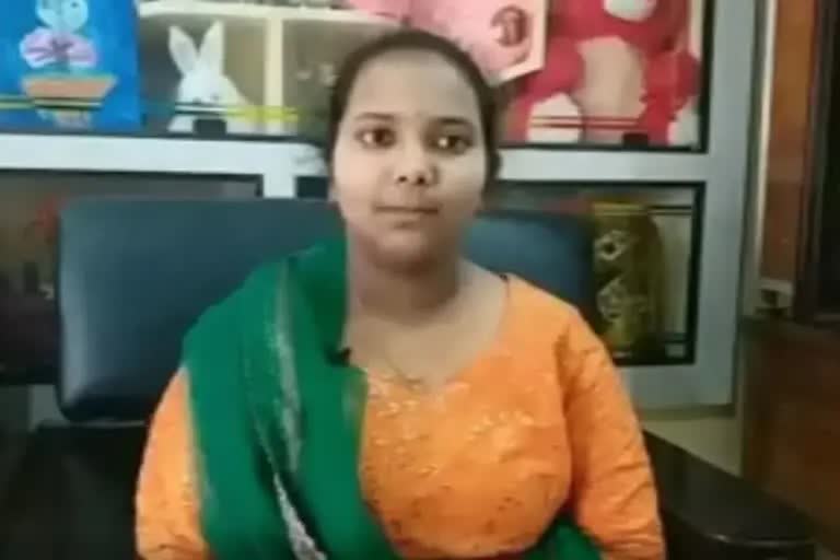 telangana girl registered name international wonder book of records by singing in 17 languages