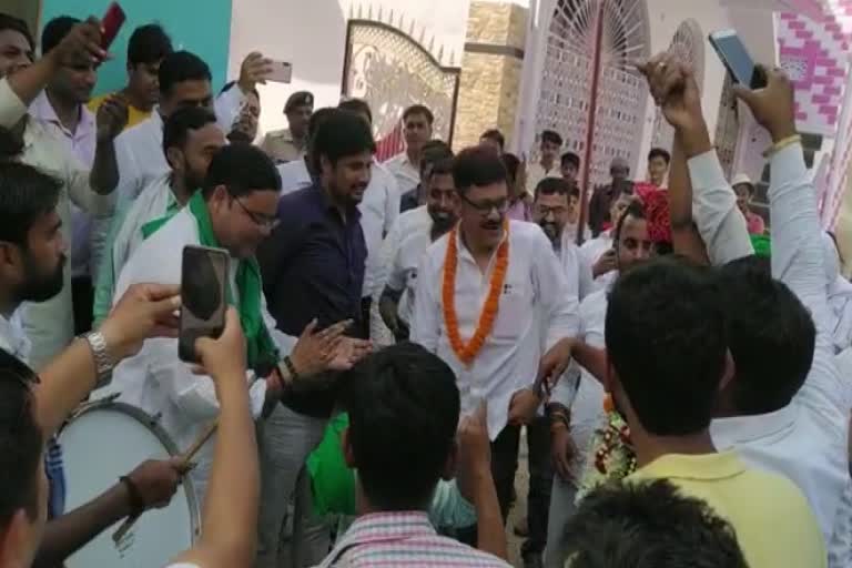 मुजफ्फरपुर में राजद कार्यकर्ताओं ने जीत का जश्न मनाया