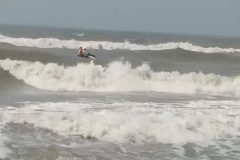caught-on-camera-man-washed-away-by-waves-in-sea