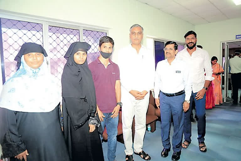 minister harish rao help to mulugu brother and sister for mbbs study