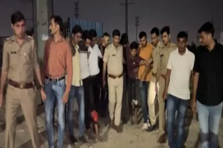 Criminals robbed EIGHT lakhs  Collection agent  Criminals arrested in police encounter  Criminals arrested  cash and weapons recovered