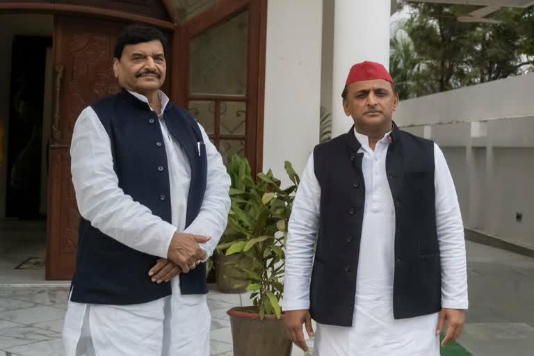 Akhilesh distancing himself further from Shivpal: SP sources